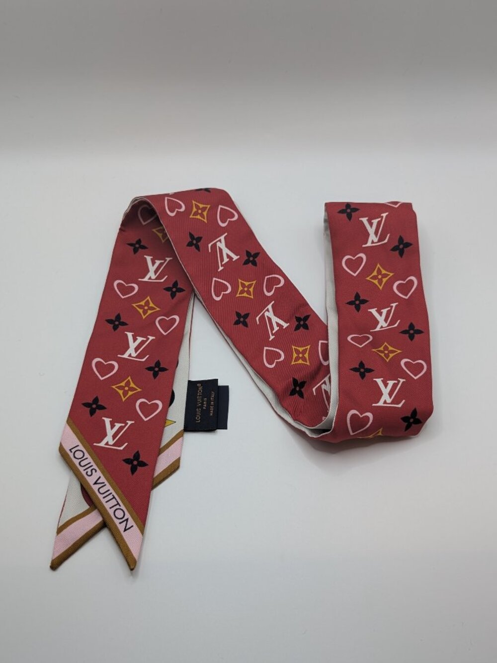 Louis Vuitton Bandeau BB Silk Scarf | My True LV Heart Monogram | Red & White - Picture 8 of 8